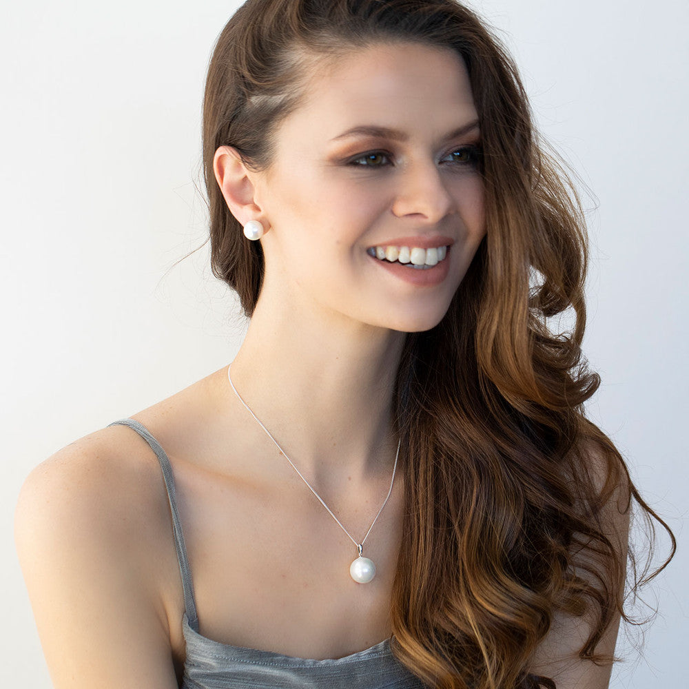 Shell Pearl Sterling Silver Stud Earrings. E5251