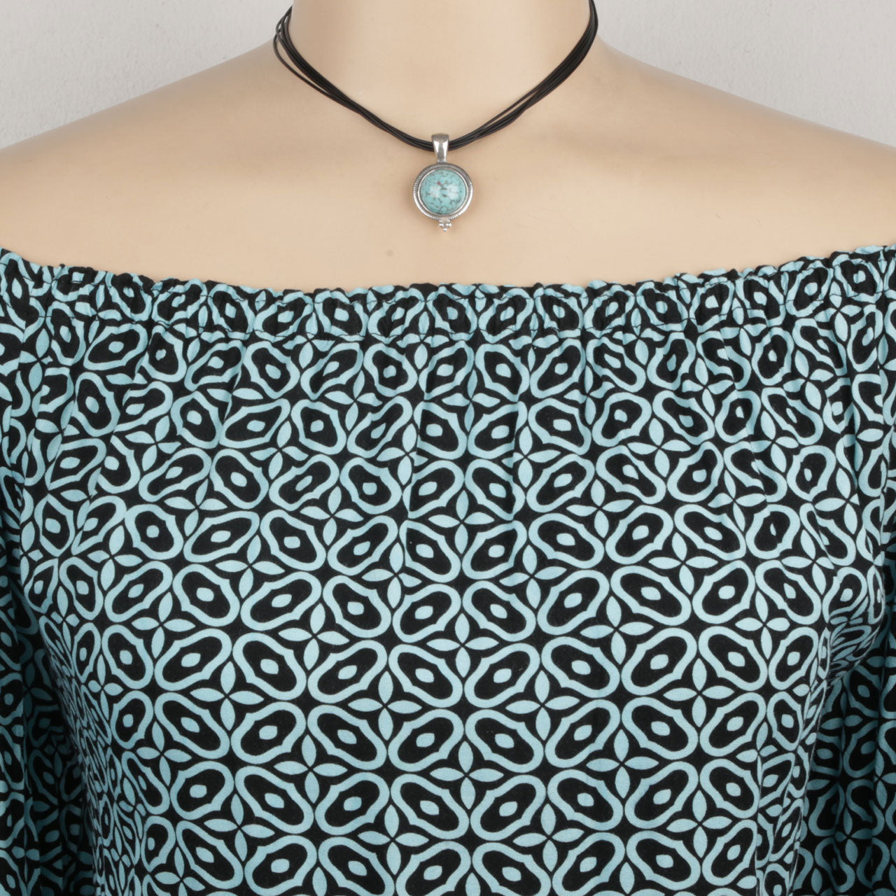 Round Turq Stone Pendant. EN1219