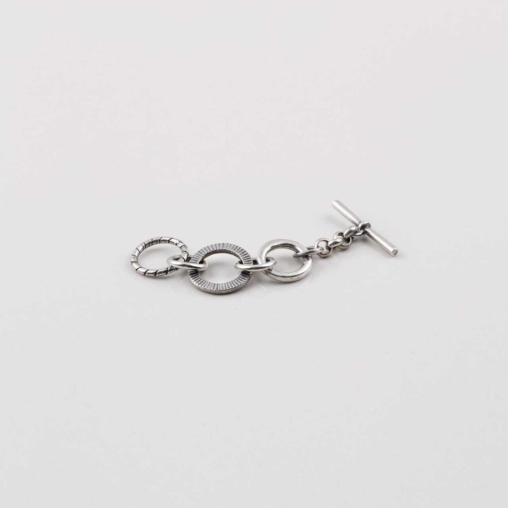 Detailed ring and link burnished silver plated extender. Length: 7 cm