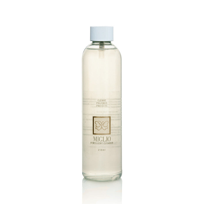 Gel jewellery cleaner. We recommend our liquid or gel cleaners for jewellery with links or textured surfaces.
