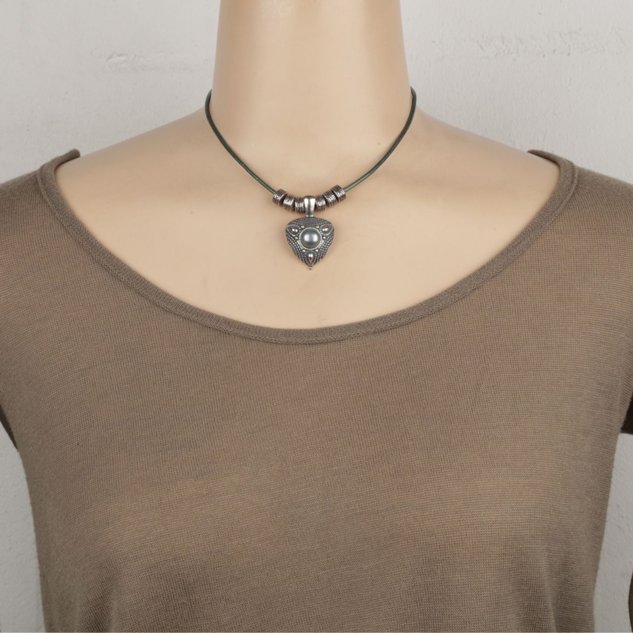 Grey Shell Pearl Tribal Pendant. EN1202