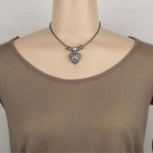 Grey Shell Pearl Tribal Pendant. EN1202