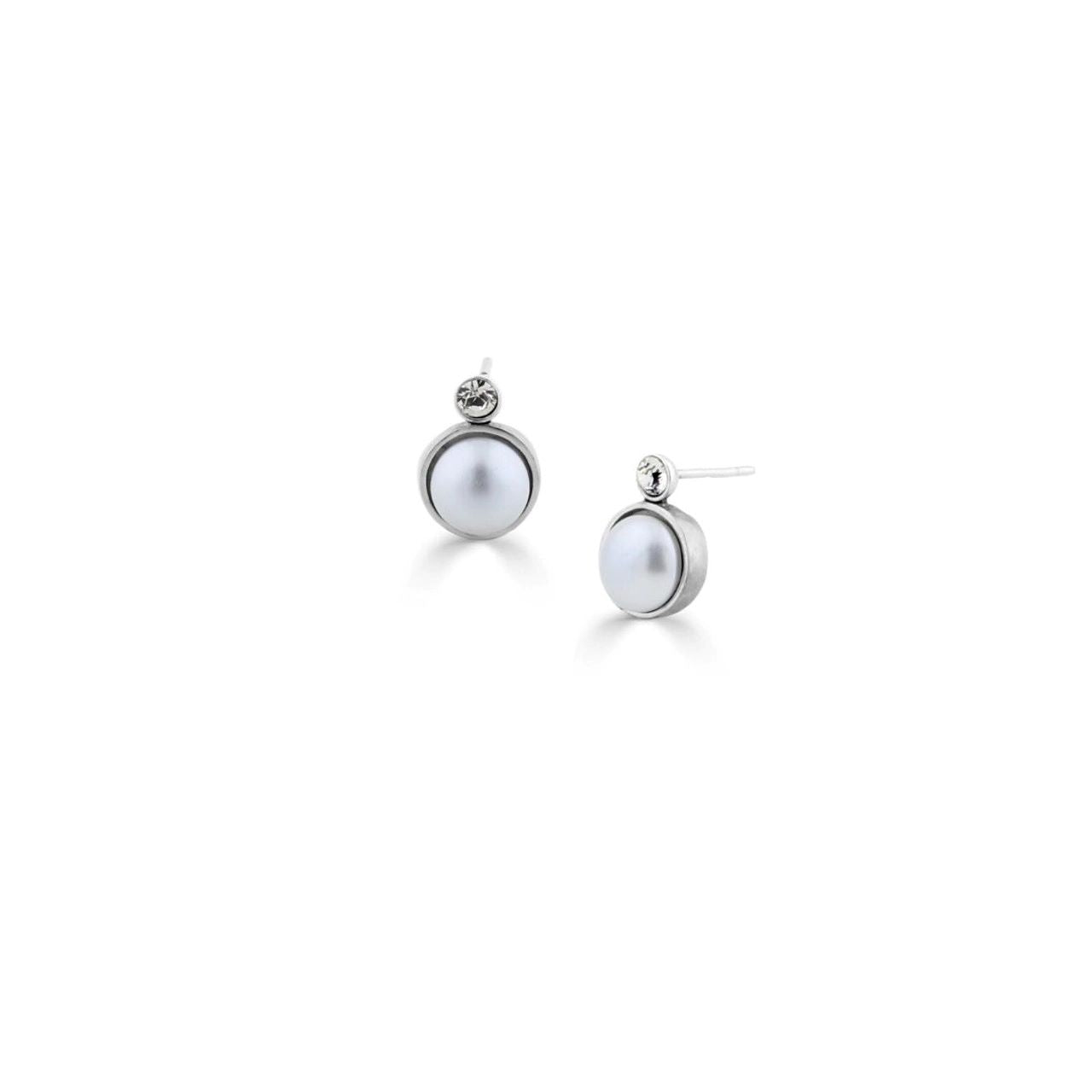 Pretty In Pearl Stud Earrings. E4636