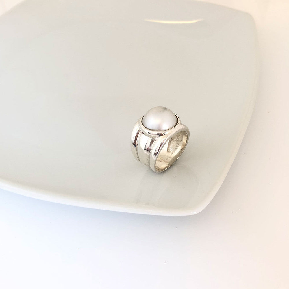 Sterling Silver 925 Classique Mabe Pearl Ring on a white ceramic plate