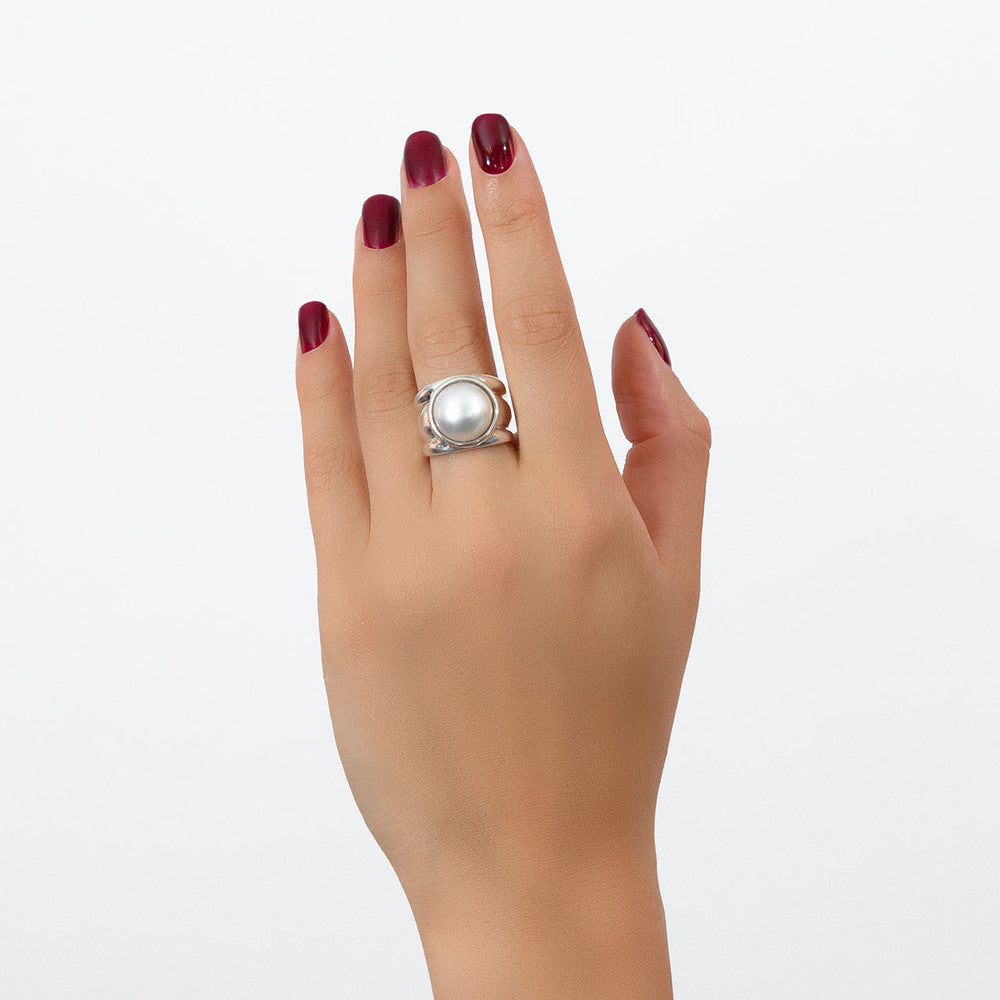 Hand wearing Miglio Sterling Silver 925 Classique Mabe Pearl Ring on a white background
