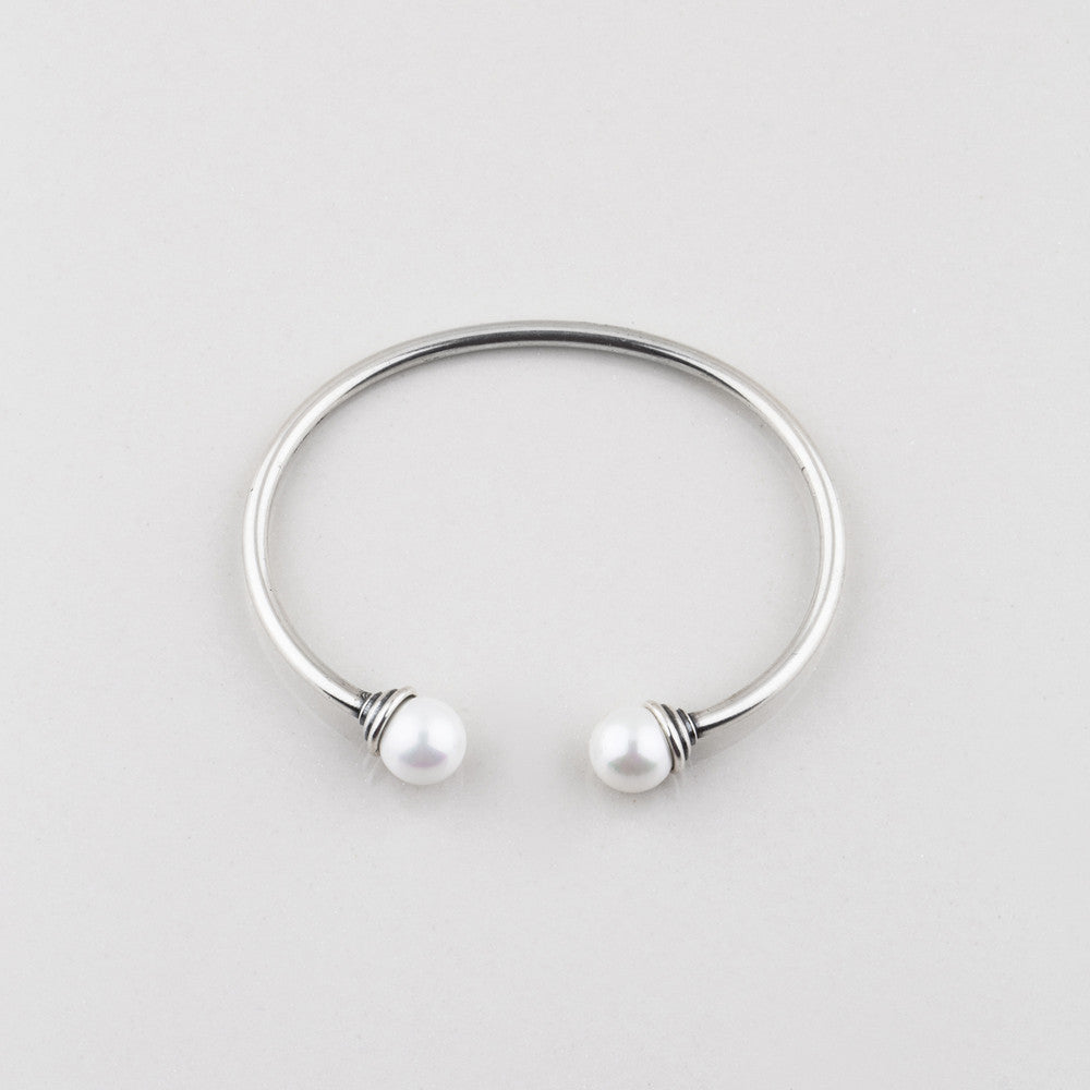 Sleek burnished silver plated open bangle with cool white shell pearls - Ø 64 mm / 67 mm